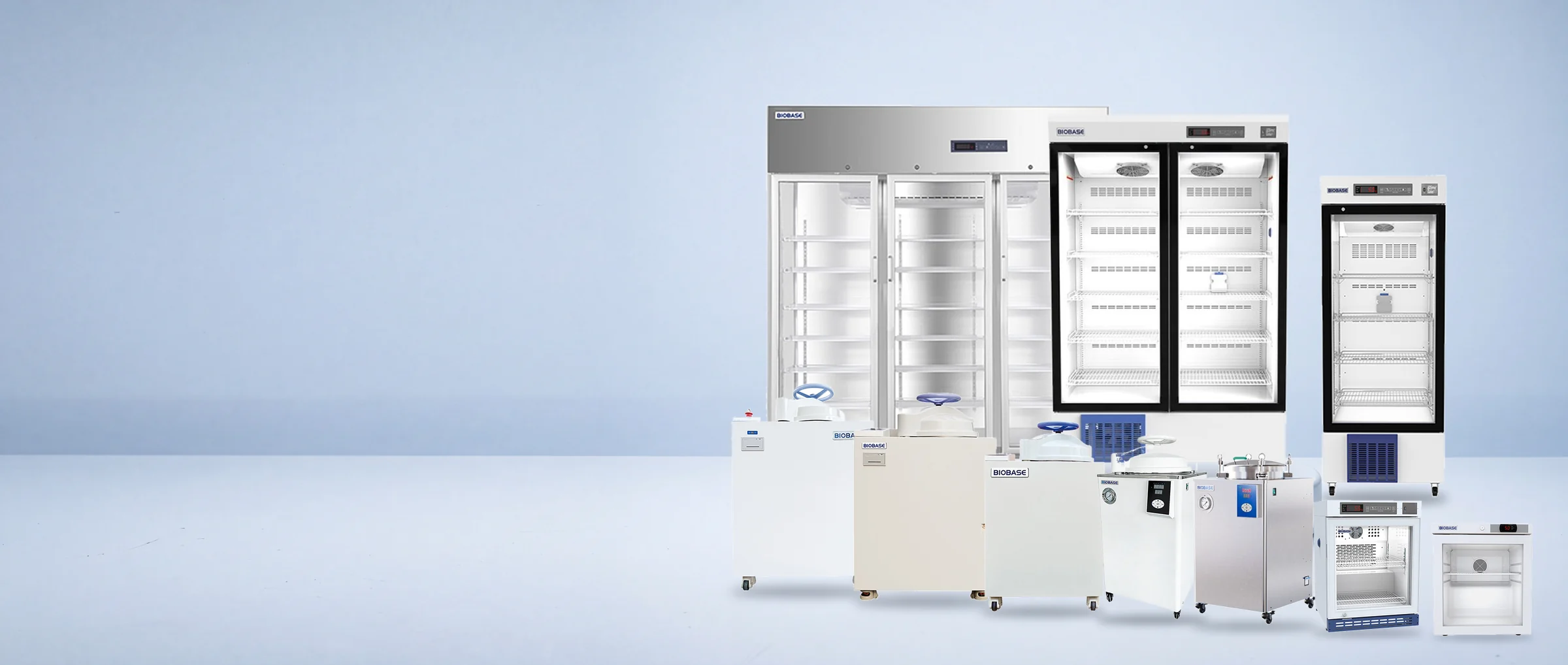 Diez equipos BIOBASE alineados en un estudio: los refrigeradores de laboratorio de 1500, 968 y 288 litros, cinco autoclaves verticales de 50 a 120 litros y dos refrigeradores compactos