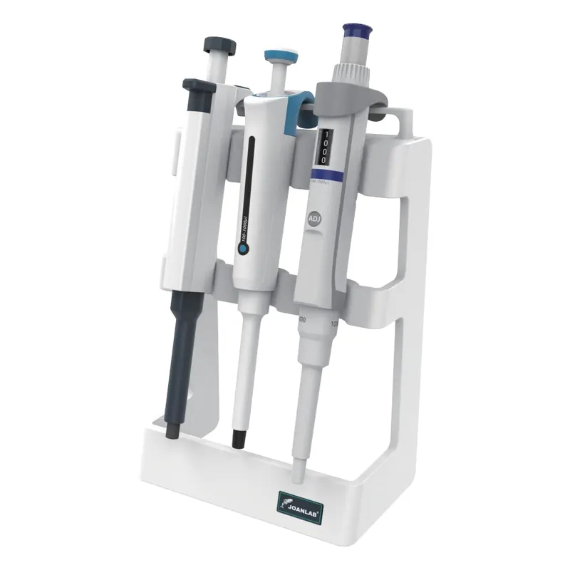 Soporte de sobremesa con tres micropipetas colgadas